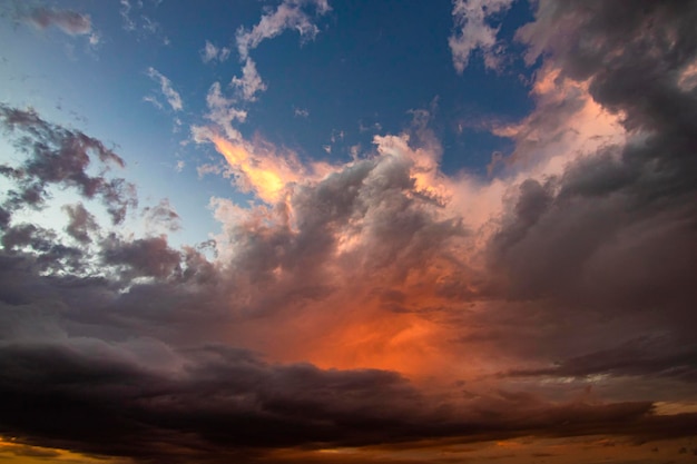 zonsondergang in de wolken