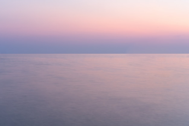 Zonsondergang in de zee met schemering hemel