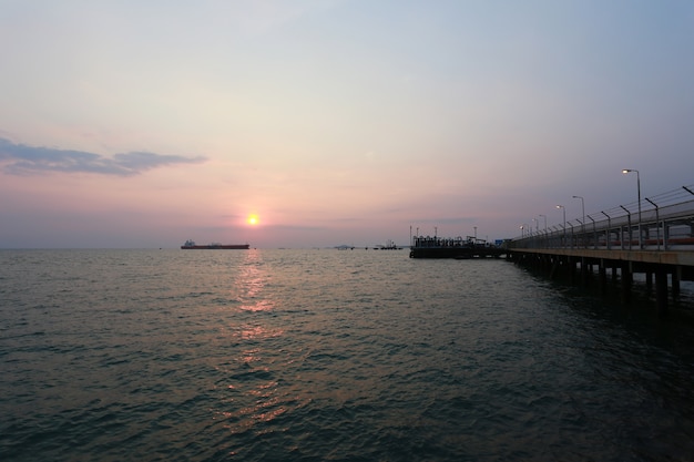 Zonsondergang in de zee op avond van weergave havengebied.