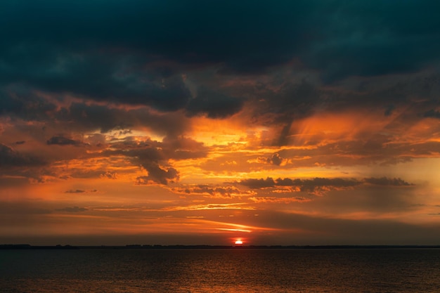 Zonsondergang in de zee