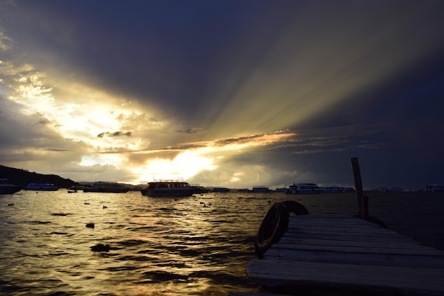 Zonsondergang in een haven van copacabana-stad aan het titicacameer bolivia