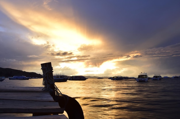 Zonsondergang in een haven van Copacabana-stad aan het Titicacameer Bolivia