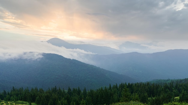 Zonsondergang in groene zomerbergen Levendig fotobehang De rustige schoonheid van het aardeconcept