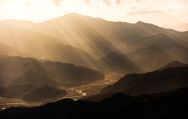 Zonsondergang in het bergenlandschap, Phu-ton Berg, Phetchabun-provincie, het Noorden van Thailand.