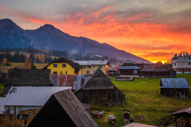 Zonsondergang in het dorp Zdiar onder het Hoge Tatra-gebergte in Slowakije