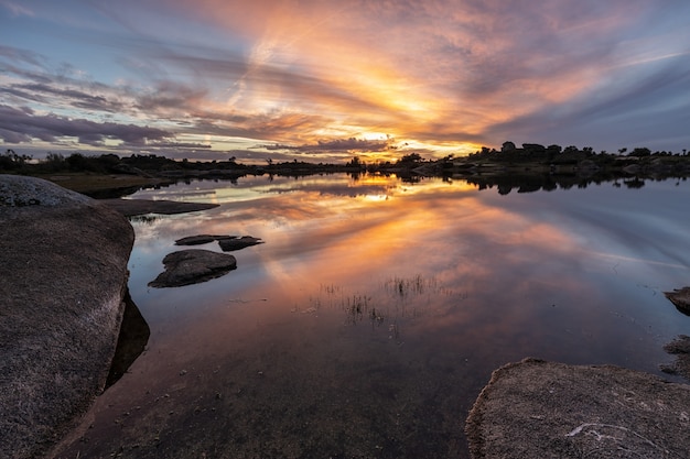 Zonsondergang in het natuurgebied van de Barruecos. Extremadura. Spanje.