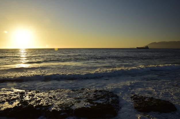 Zonsondergang in het uitzicht op de oceaan vanaf de oever van Antofagasta Chili