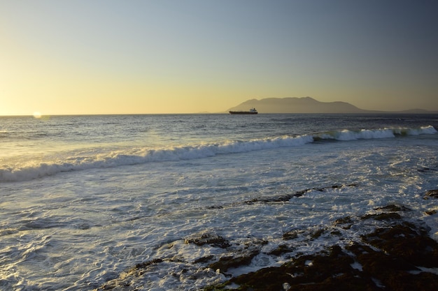 Zonsondergang in het uitzicht op de oceaan vanaf de oever van Antofagasta Chili