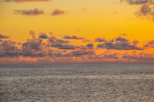 Zonsondergang in ipanema met oranje hemel en wolken