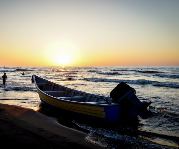 Zonsondergang in Iran op Kaspische zee