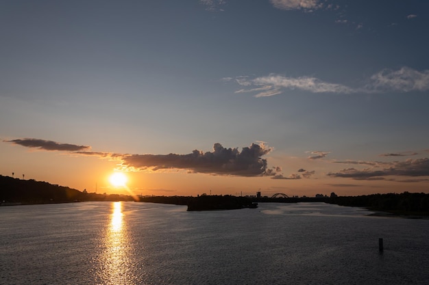 Zonsondergang in Kiev over de Dnieper een uitzicht op de stadssilhouetten en de Podilsko-Vokresensky brug