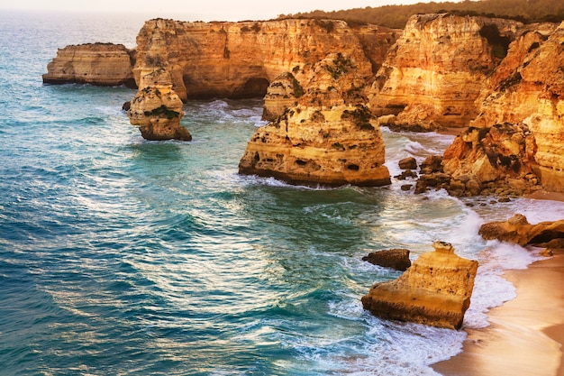 zonsondergang in prachtig strand Praia da Marinha - Algarve, Portugal