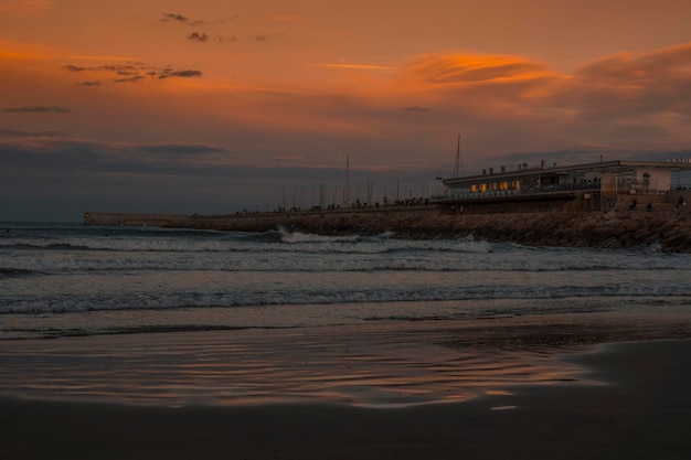 zonsondergang in Valencia op het strand