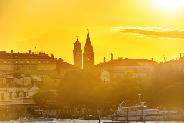 Zonsondergang in Venetië. Uitzicht vanaf de zee naar het San Marcoplein