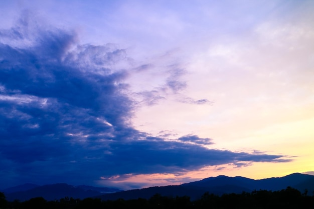 Zonsondergang kleurrijke hemel met zon en wolken achtergrond