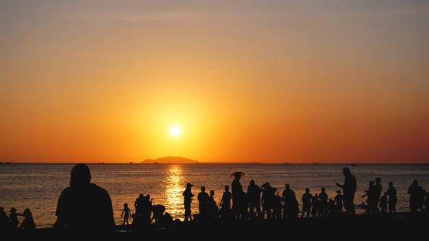 Zonsondergang landschap. strand zonsondergang. palmbomen silhouet op zonsondergang tropisch strand, China