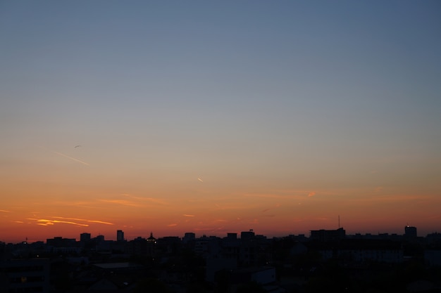 Zonsondergang lucht met wolken