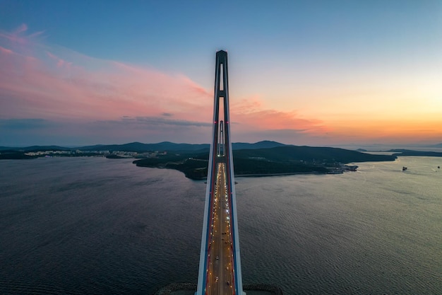 Foto zonsondergang luchtfoto van de beroemde tuibrug