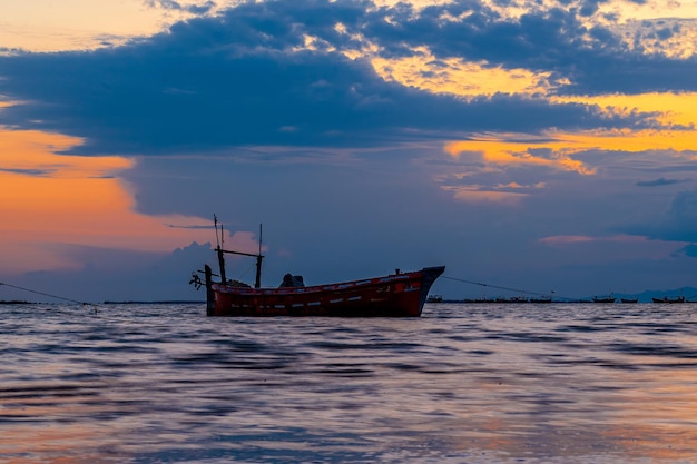 Zonsondergang met bewolkte lucht op het strand van Gadani met een dhow boot
