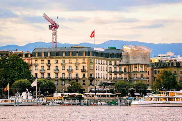 Zonsondergang met boten aan het meer van Genève in de zomer, Genève, Zwitserland