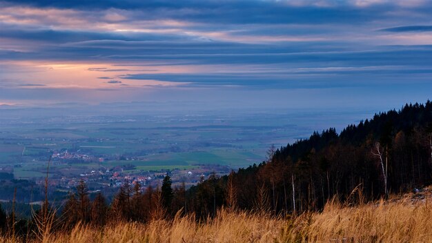 Zonsondergang met dramatische bewolkte lucht boven bergen vormt een prachtig natuurlandschap