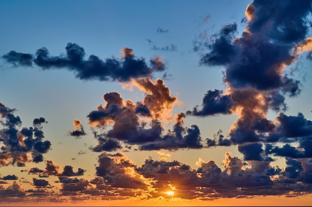 Foto zonsondergang met dramatische wolken en blauwe lucht