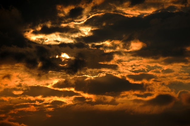 Zonsondergang met mooie donkere lucht