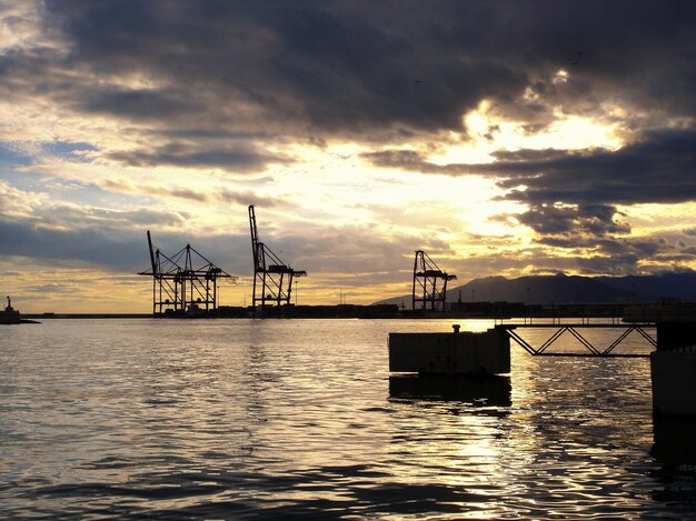 Zonsondergang met onweerswolken in de haven van Malaga