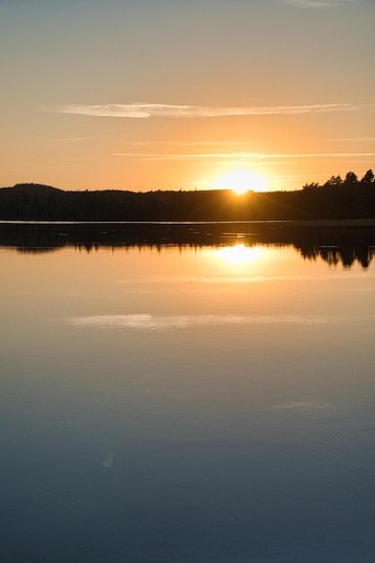 Zonsondergang met reflectie op een Zweeds meer in kleine en romantische avondstemming