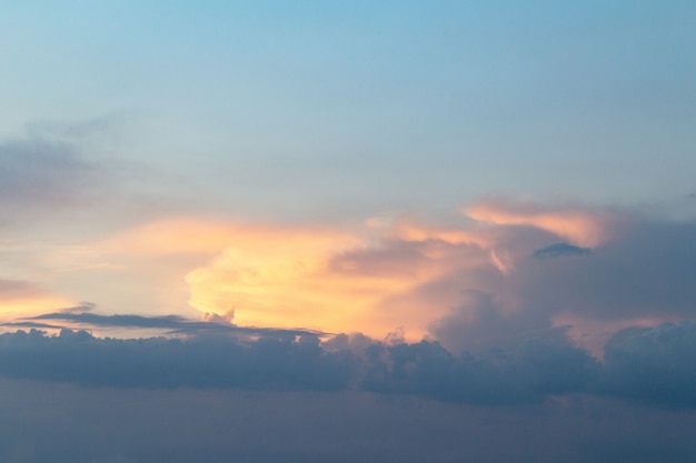 Zonsondergang met schilderachtige oranje wolken