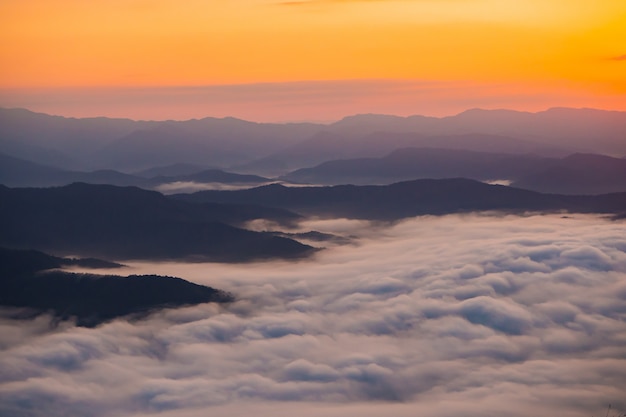 zonsondergang met uitzicht op bergen met Mist