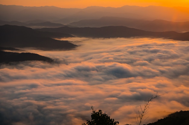 zonsondergang met uitzicht op bergen met Mist