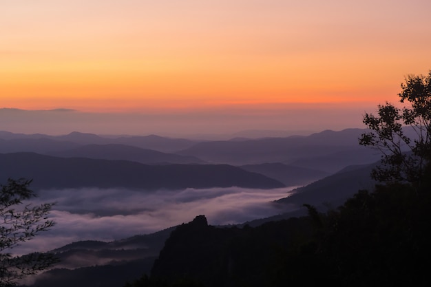 zonsondergang met uitzicht op bergen met Mist