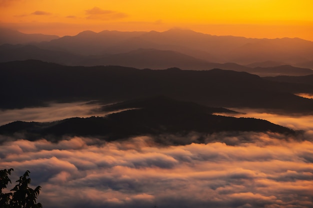 zonsondergang met uitzicht op bergen met Mist