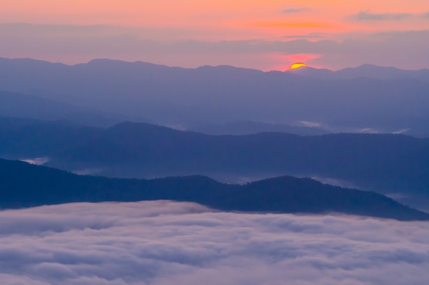 zonsondergang met uitzicht op bergen met Mist