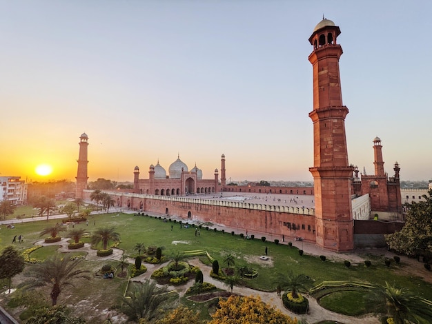 Foto zonsondergang met uitzicht op de majestueuze badshahi moskee