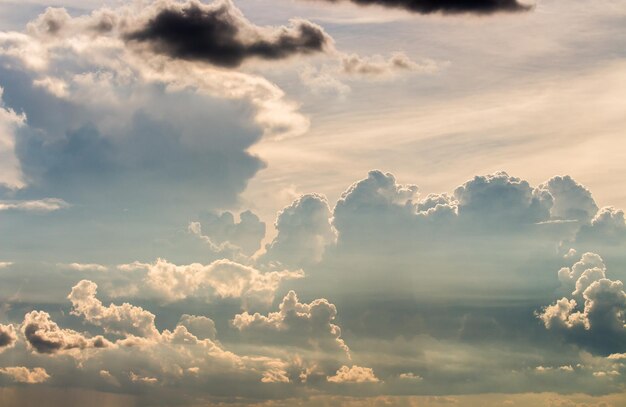 Zonsondergang met wolken