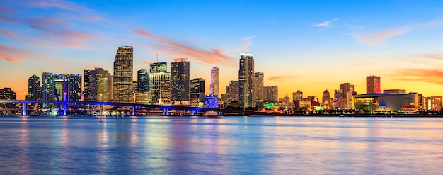 Zonsondergang met zakelijke en residentiële gebouwen, Miami, panoramisch uitzicht, Verenigde Staten