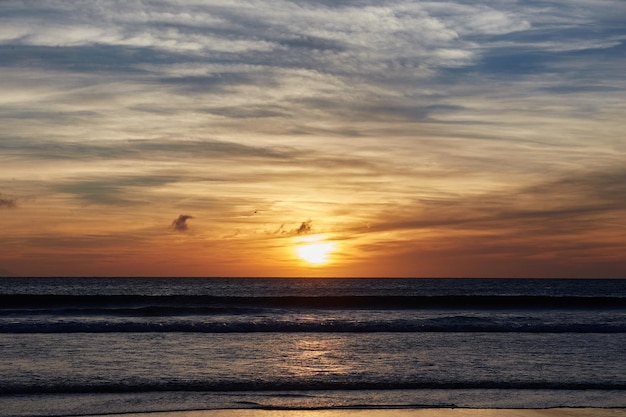 Zonsondergang oceaan strand van Spanje Andalusië. Atlantische Oceaan golven achtergrond heldere magische zomer zonsondergang hemel