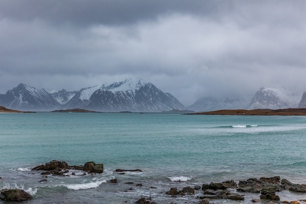 Zonsondergang onder blauw uur over fjord in polaire nacht op Lofoten-eilanden, Noorwegen.