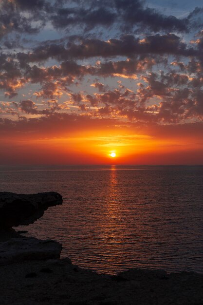 Zonsondergang op blauwe oceaan geweldige lucht