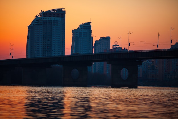 Zonsondergang op brug over rivier dnipro