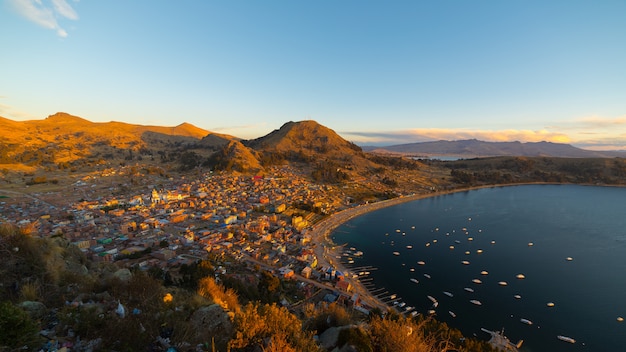 Zonsondergang op Copacabana-baai, Titicaca-meer, Bolivië