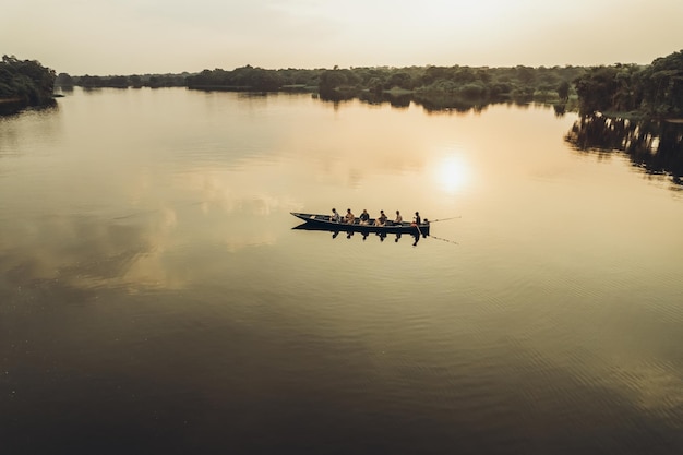 Zonsondergang op de Amazone-rivierboot met mensen op het water foto van hoge kwaliteit