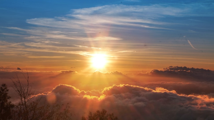 Foto zonsondergang op de berg