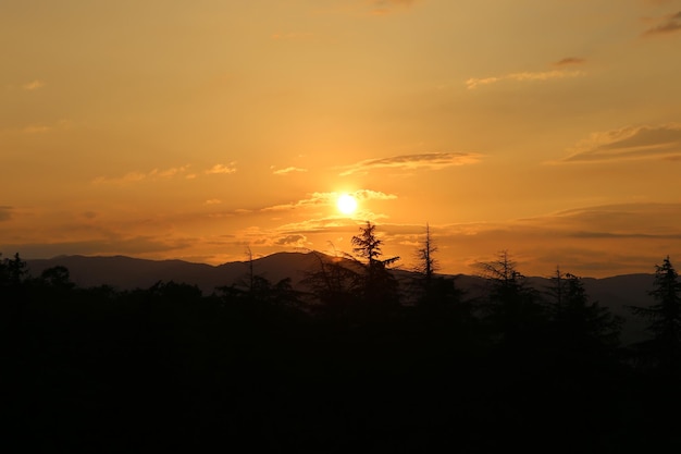 Zonsondergang op de bergenachtergrond