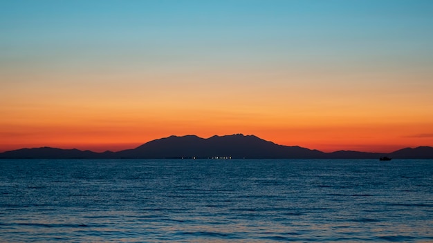 Zonsondergang op de Egeïsche zee, schip en land in de verte, water, Griekenland