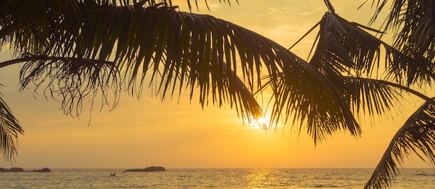 Zonsondergang op de kust van de Indische Oceaan.