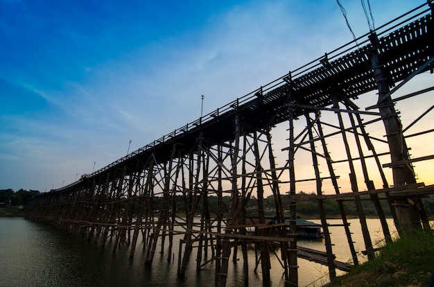 Zonsondergang op de langste houten brug en drijvende stad in sangklaburi kanchanaburi thailand