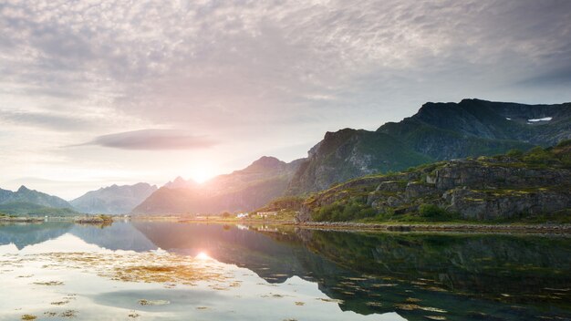 Zonsondergang op de Lofoten-eilanden in Noorwegen